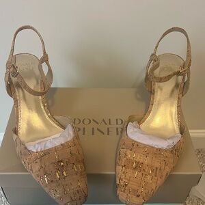 Donald Pliner Cork Kitten Heel Shoe. Size 9.5. New in box